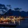 Der Hafen von Hamnøy nach Einbruch der Dämmerung