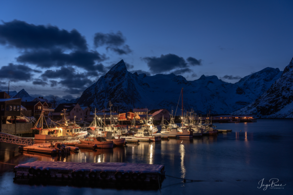 Der Hafen von Hamnøy nach Einbruch der Dämmerung