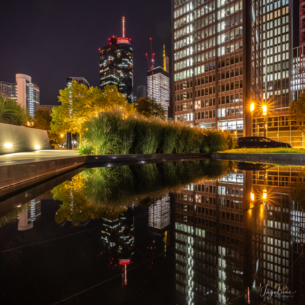 Blick_zum_Maintower_mit_Spiegelung_Nachtansicht_73_0792
