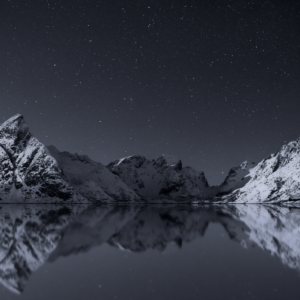 Blick auf die Berge bei Sakrisøy bei sternenklarer Nacht
