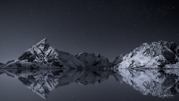 Blick auf die Berge bei Sakrisøy bei sternenklarer Nacht