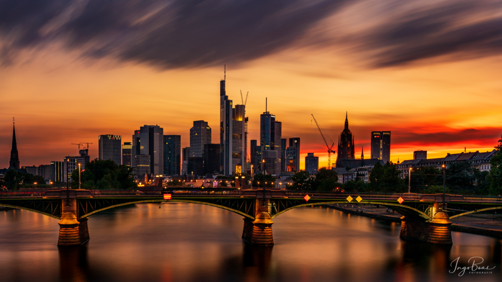 dramatischer_Sonnenuntergang_Frankfurter_Skyline_73_9972