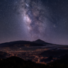 Die Milchstraße steht über den Teide auf Teneriffa