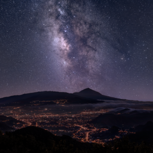 Die Milchstraße steht über den Teide auf Teneriffa