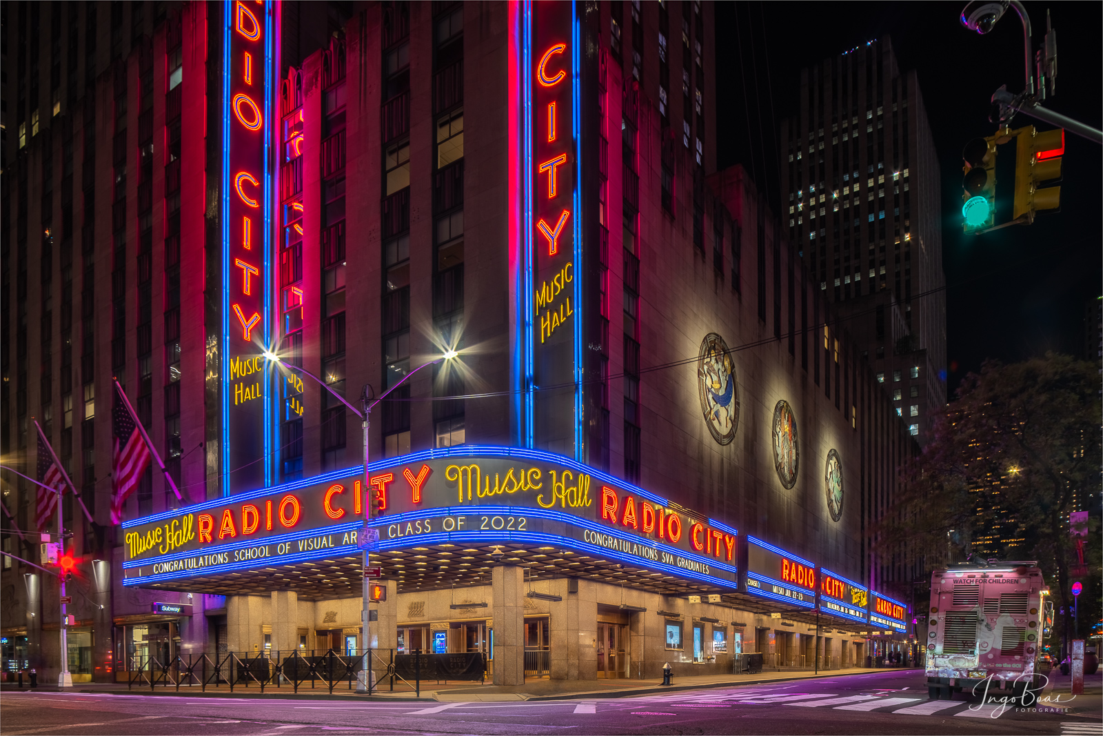 Radio City Music Hall mit beleuchteter Reklame. Eins der Motive unserer Fotoreise