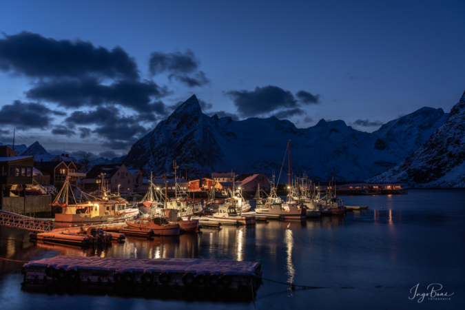 Der Hafen von Hamnøy nach Einbruch der Dämmerung Der Hafen von Hamnøy nach Einbruch der Dämmerung
