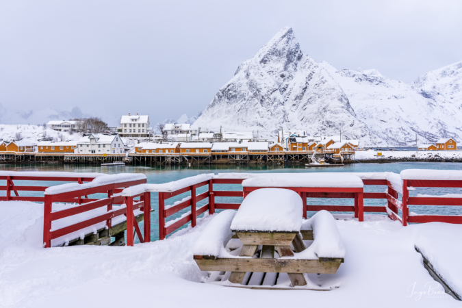 Blick auf Sakrisøy mitten im Winter mit sehr viel Schnee