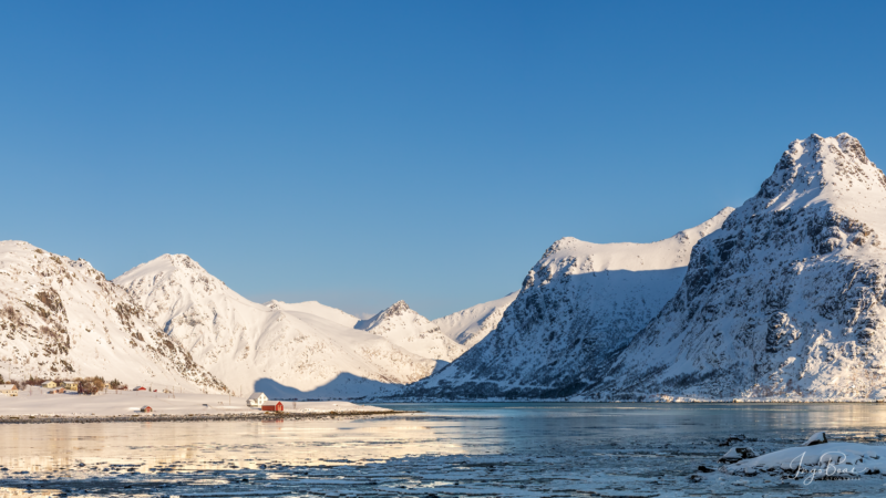 Blick auf die schneebedeckten Berge auf den Lofoten Blick auf die schneebedeckten Berge auf den Lofoten