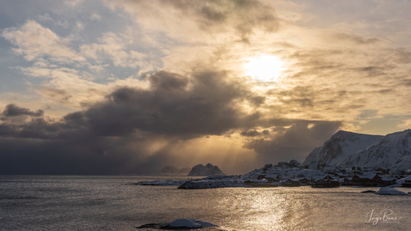 Lichtstimmung bei Å i Lofoten, ein kleiner Ort an der Ostseite der Insel Moskenesøy