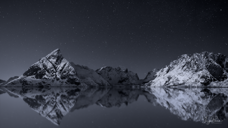 Blick auf die Berge bei Sakrisøy bei sternenklarer Nacht Blick auf die Berge bei Sakrisøy bei sternenklarer Nacht