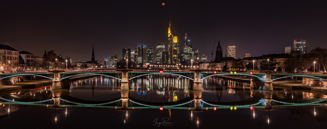 Blutmond über der Frankfurter Sykline die sich im Main spiegelt Blutmond über der Frankfurter Sykline die sich im Main spiegelt