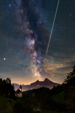 Milchstraße mit StarLink-Satellite über Maria Gern im Berchtesgadener Land Milchstraße mit StarLink-Satellite über Maria Gern im Berchtesgadener Land