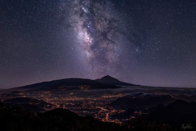 Die Milchstraße steht über den Teide auf Teneriffa Die Milchstraße steht über den Teide auf Teneriffa