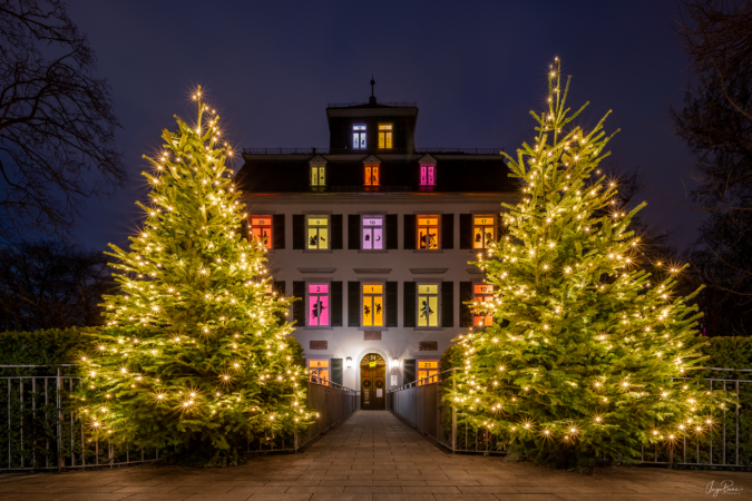 Das Holzhausenschlösschen in Frankfurt zur Weihnachtszeit. Alle 24 Türchen sind beleuchtet.