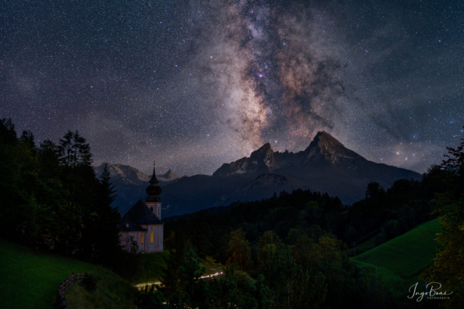 Milchstraße hinter dem Watzmann im Berchtesgardener Land. Im Vordergrund die Wallfahrtskirche Maria Gern Milchstraße am Watzmann mit Maria Gern im Vordergrund